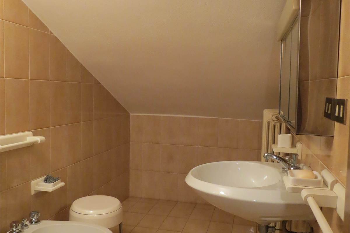 PORZIONE DI VILLA CON AREA DI PROPRIETA'