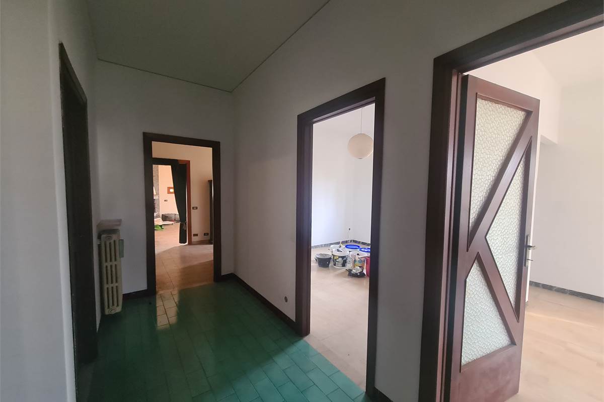 QUADRILOCALE PIU' POSTI AUTO PARZIALMENTE DA RISTRUTTURARE