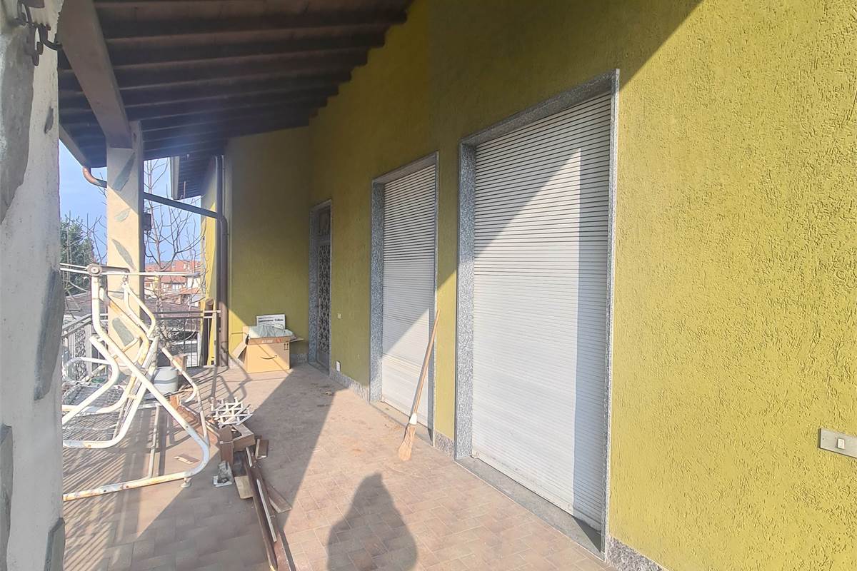 QUADRILOCALE PIU' POSTI AUTO PARZIALMENTE DA RISTRUTTURARE