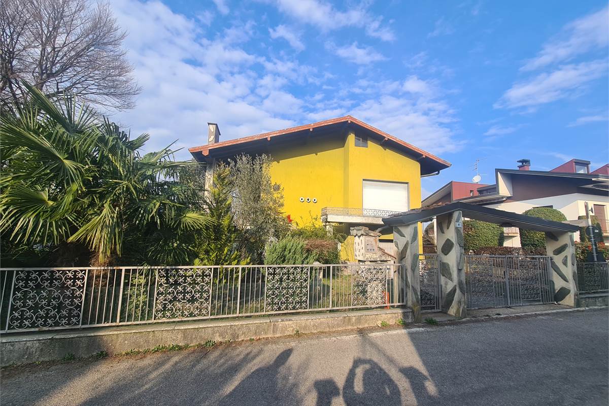 QUADRILOCALE PIU' POSTI AUTO PARZIALMENTE DA RISTRUTTURARE