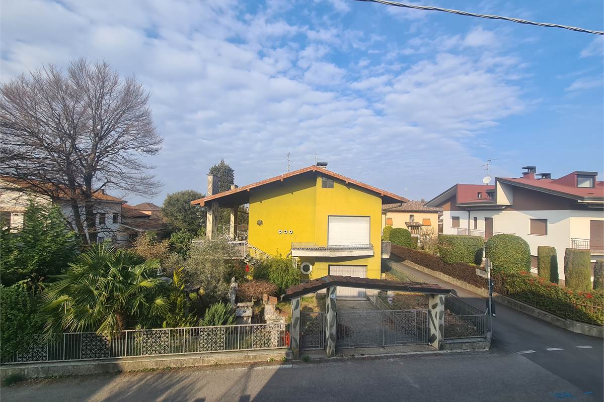 QUADRILOCALE PIU' POSTI AUTO PARZIALMENTE DA RISTRUTTURARE