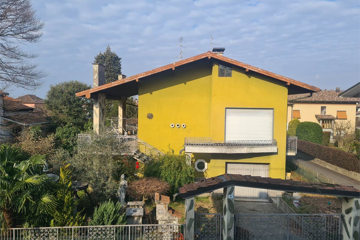 QUADRILOCALE PIU' POSTI AUTO PARZIALMENTE DA RISTRUTTURARE