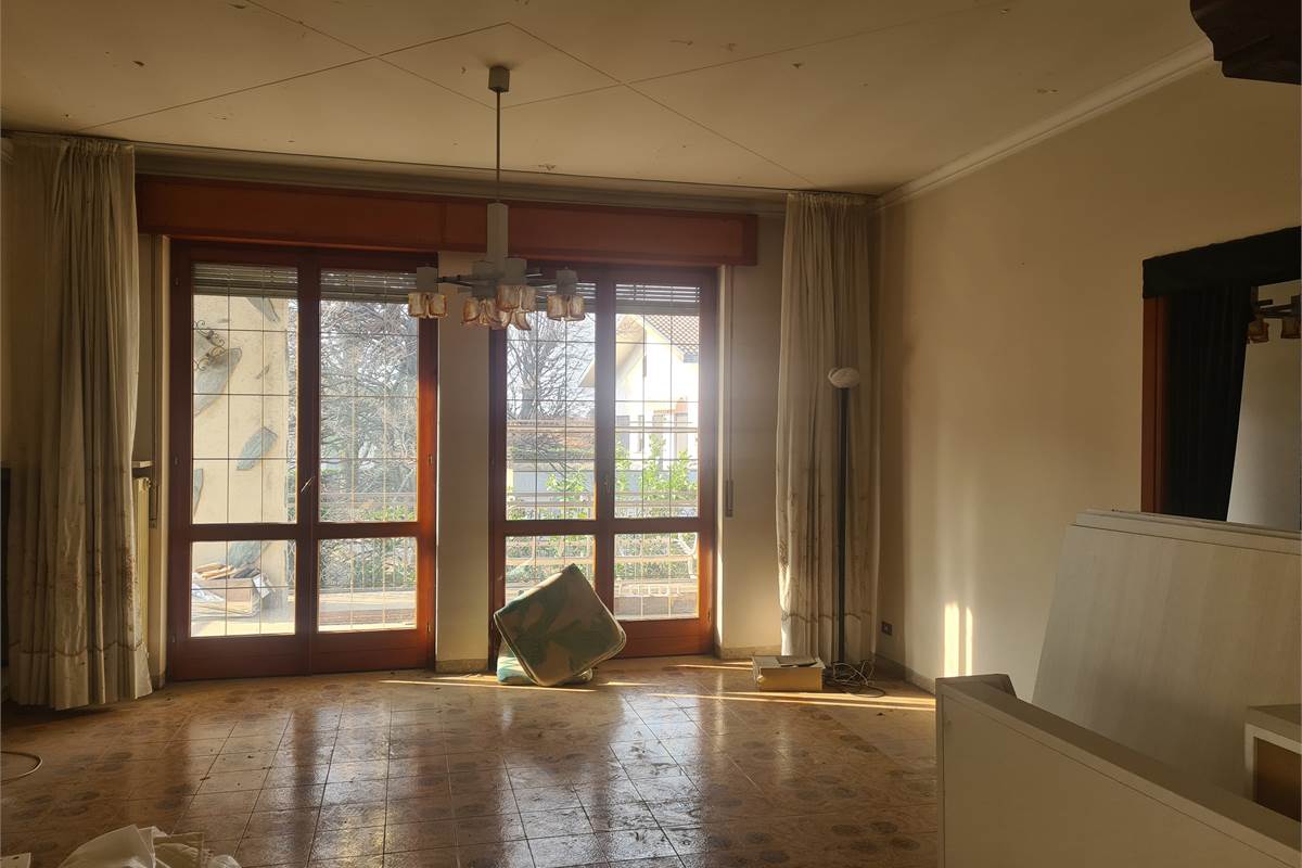 Villa indipendente con ampi spazi e potenzialità