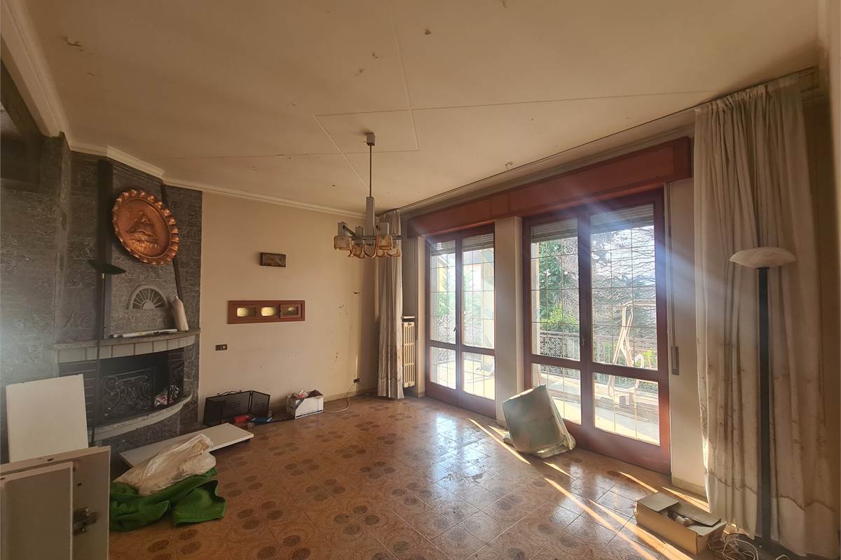 Villa indipendente con ampi spazi e potenzialità