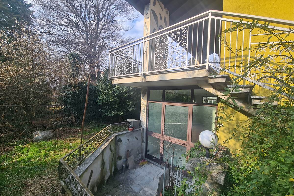 Villa indipendente con ampi spazi e potenzialità