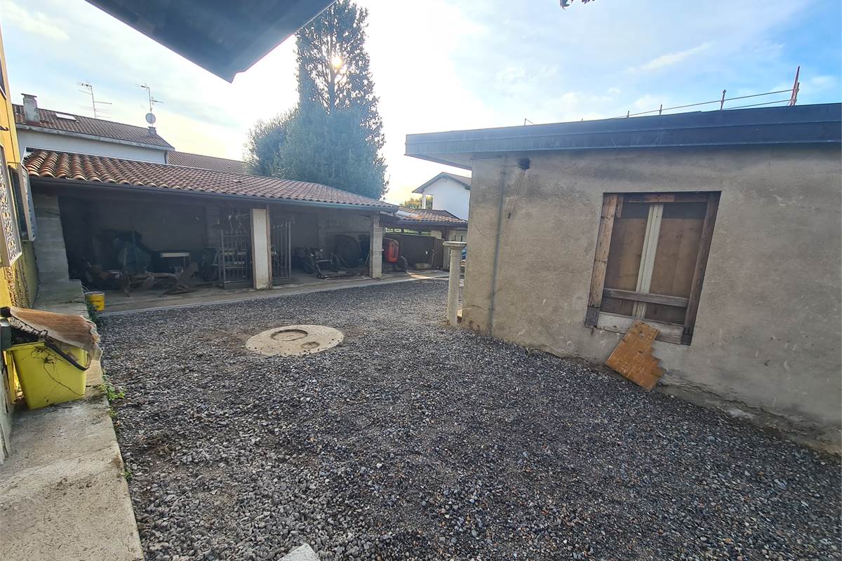 Villa indipendente con ampi spazi e potenzialità