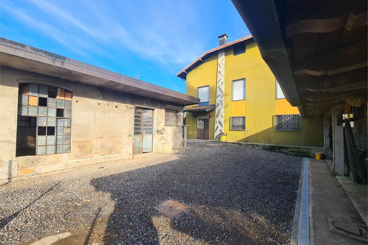 Villa indipendente con ampi spazi e potenzialità