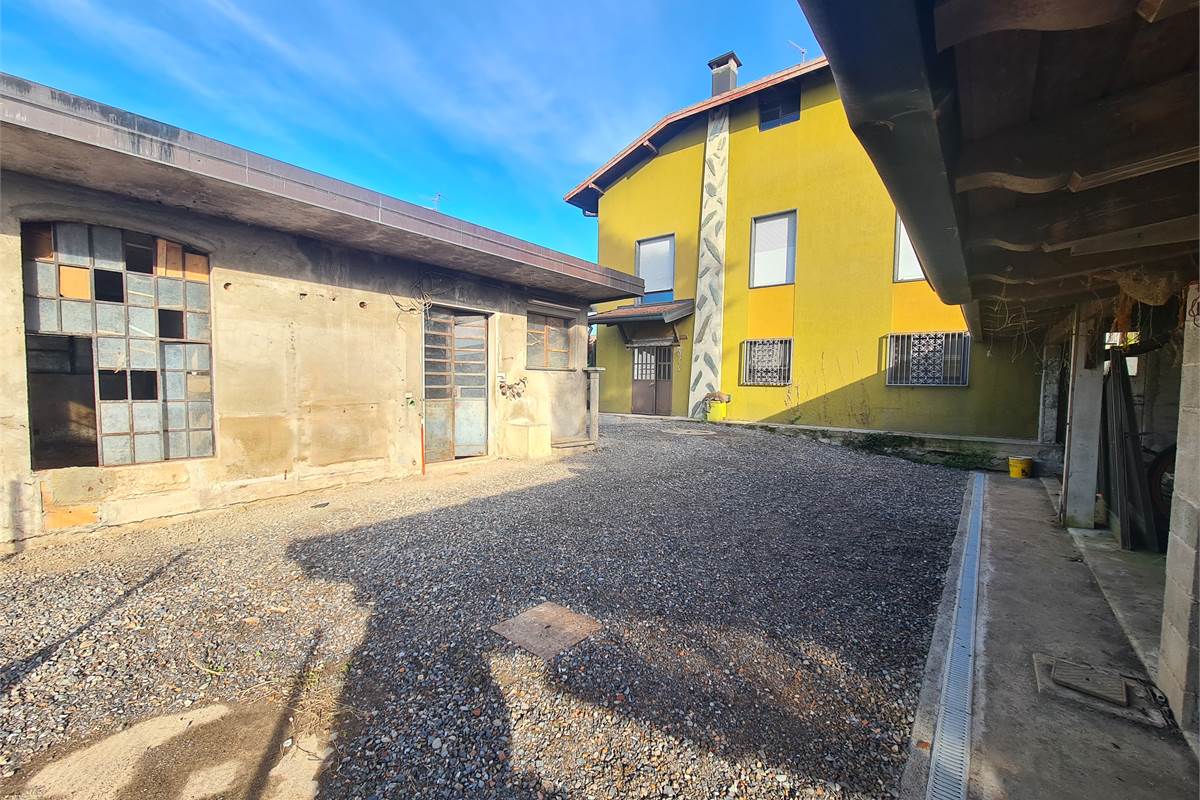 Villa indipendente con ampi spazi e potenzialità