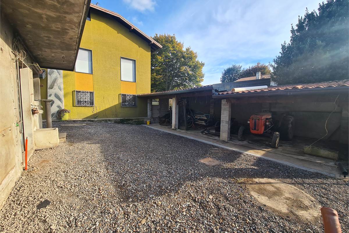 Villa indipendente con ampi spazi e potenzialità