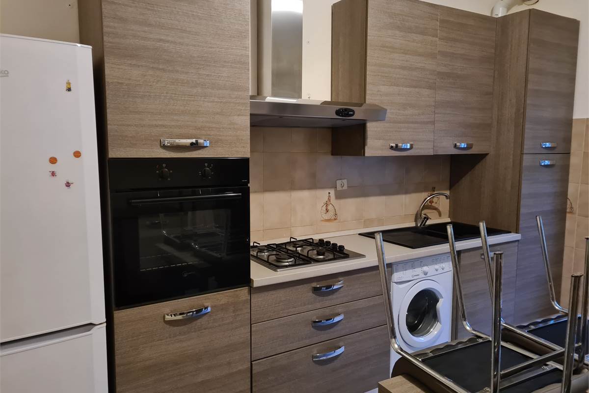 GRANDE BILOCALE CON BALCONATA E POSTO AUTO