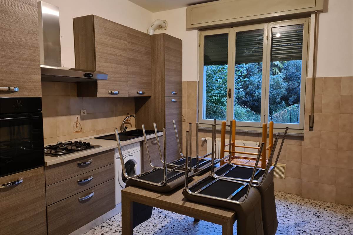 GRANDE BILOCALE CON BALCONATA E POSTO AUTO