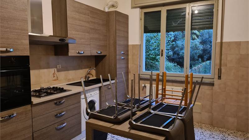 GRANDE BILOCALE CON BALCONATA E POSTO AUTO