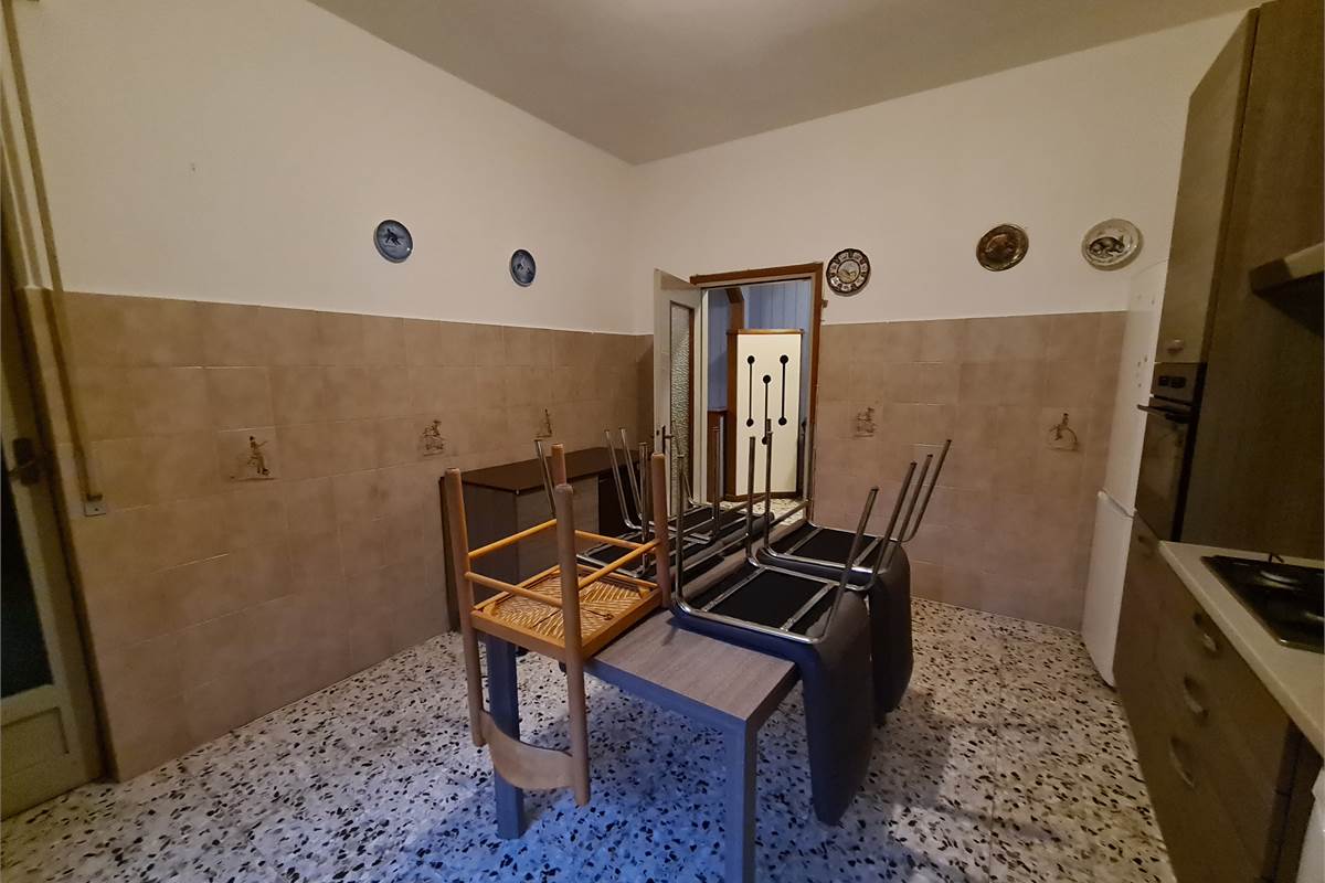 GRANDE BILOCALE CON BALCONATA E POSTO AUTO