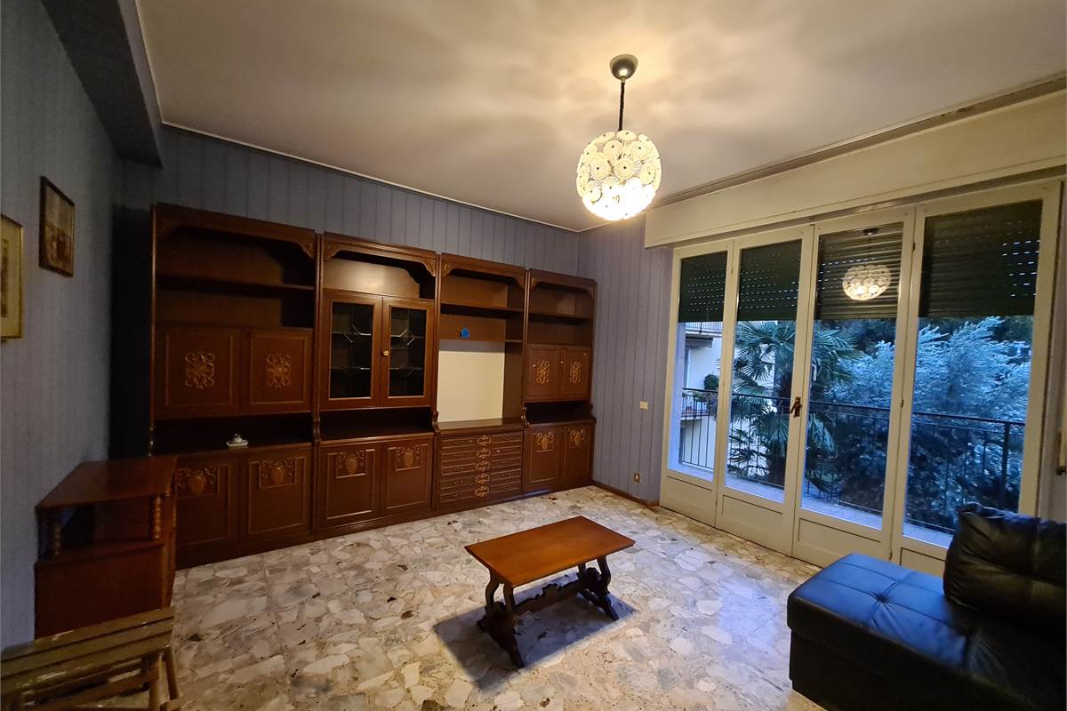 GRANDE BILOCALE CON BALCONATA E POSTO AUTO