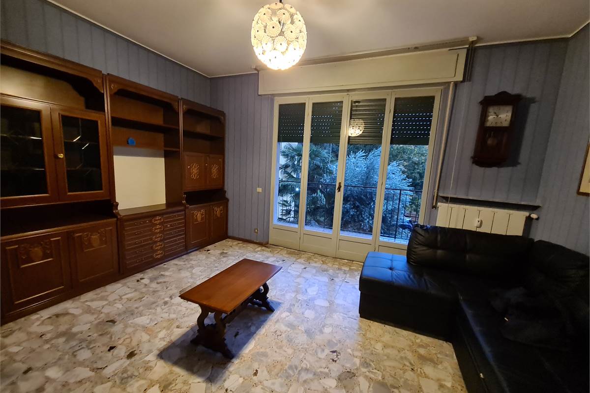 GRANDE BILOCALE CON BALCONATA E POSTO AUTO