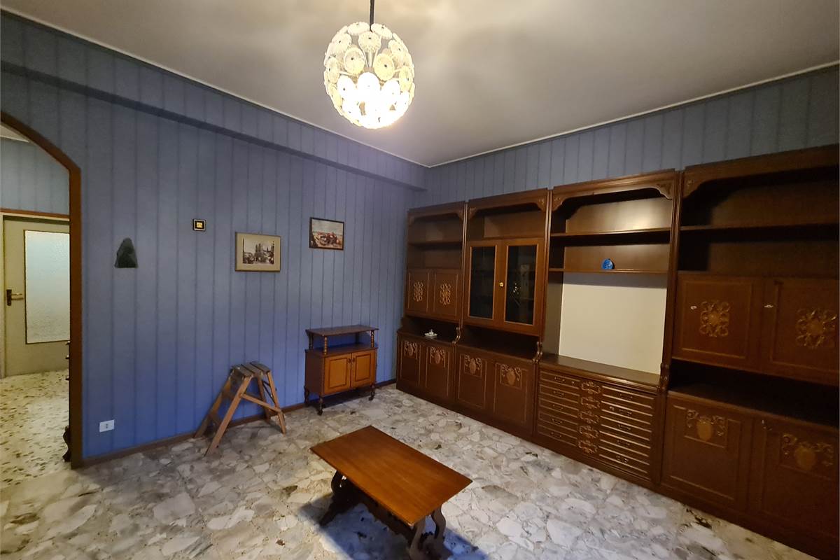 GRANDE BILOCALE CON BALCONATA E POSTO AUTO