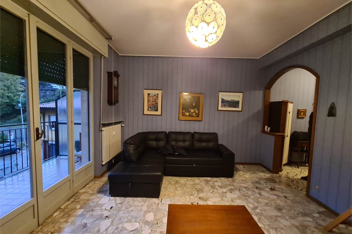 GRANDE BILOCALE CON BALCONATA E POSTO AUTO