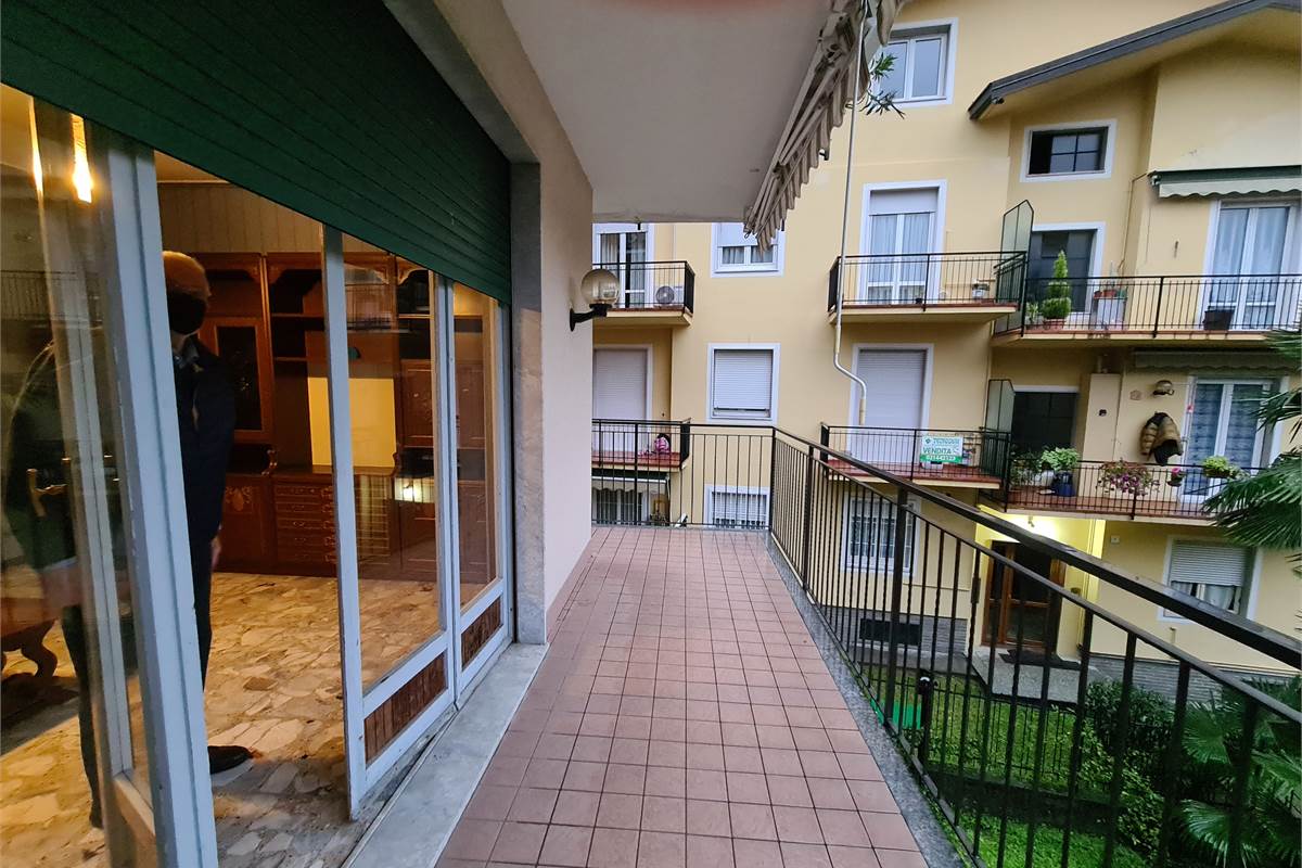 GRANDE BILOCALE CON BALCONATA E POSTO AUTO