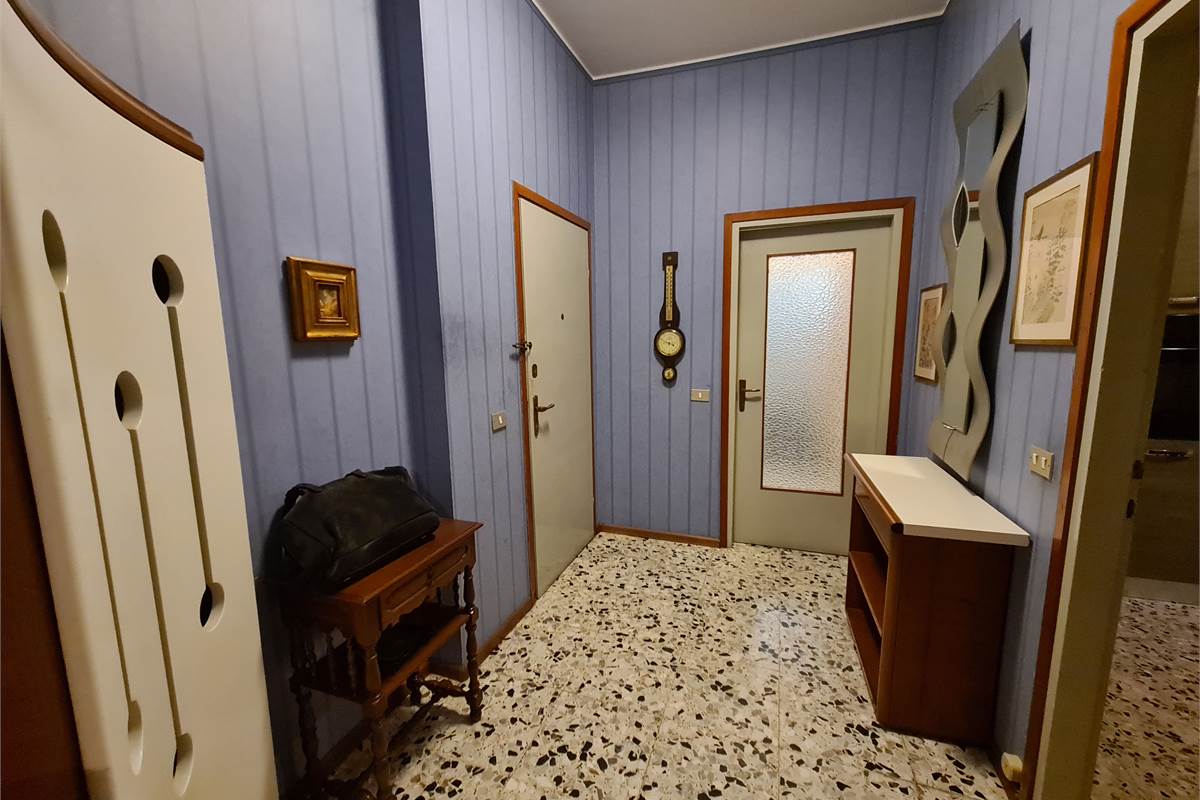 GRANDE BILOCALE CON BALCONATA E POSTO AUTO