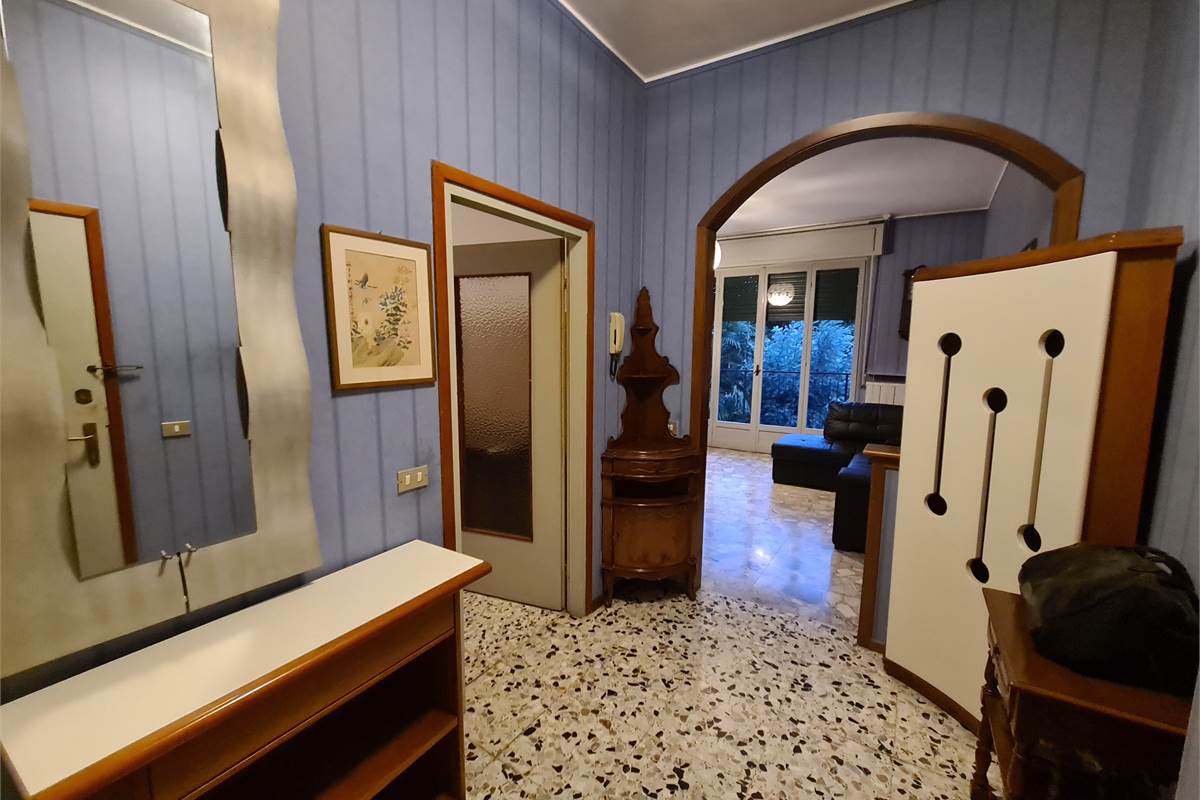 GRANDE BILOCALE CON BALCONATA E POSTO AUTO