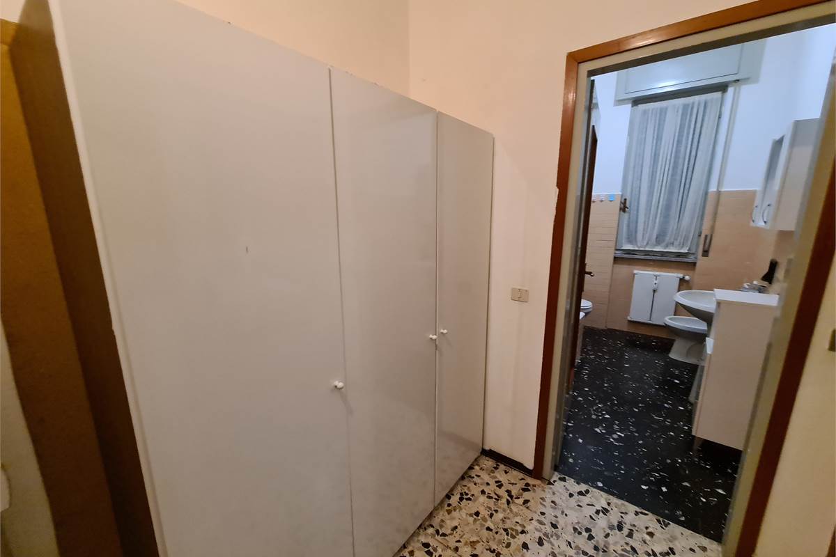 GRANDE BILOCALE CON BALCONATA E POSTO AUTO