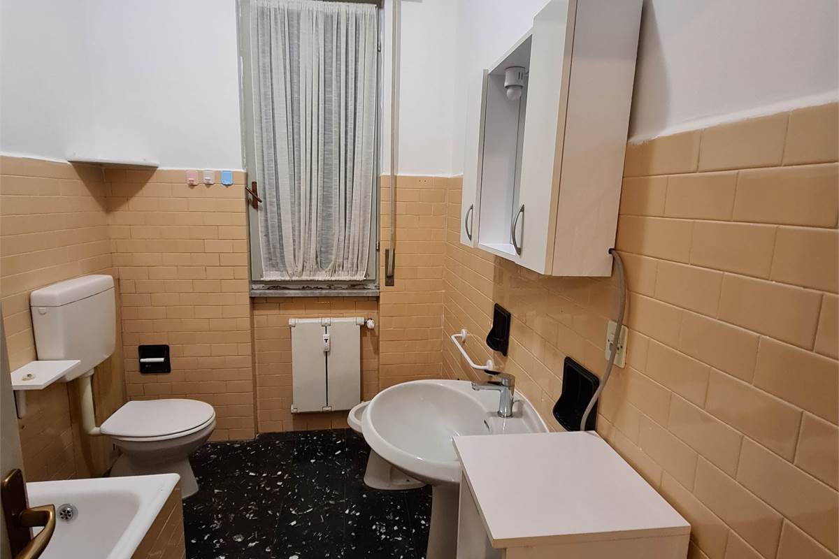 GRANDE BILOCALE CON BALCONATA E POSTO AUTO