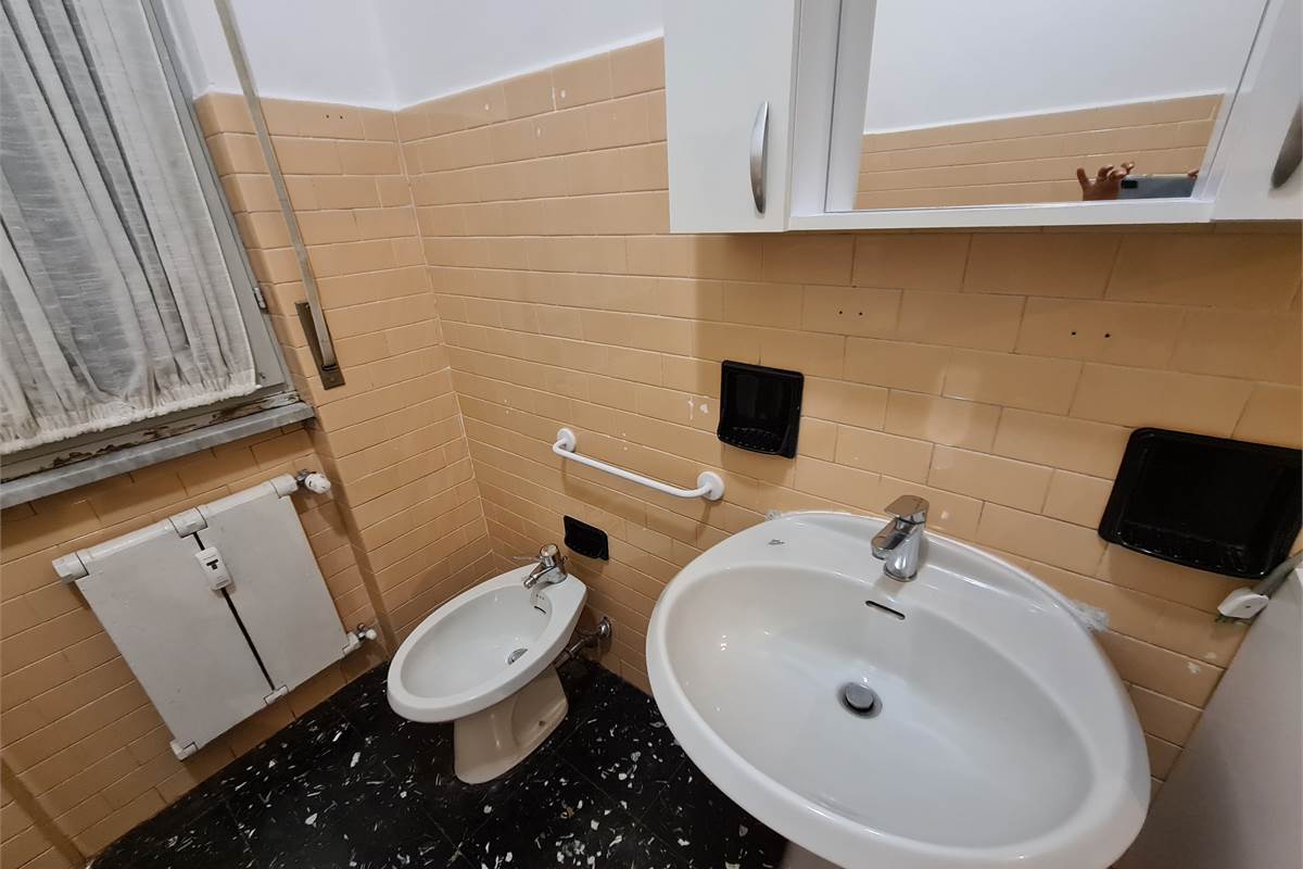 GRANDE BILOCALE CON BALCONATA E POSTO AUTO