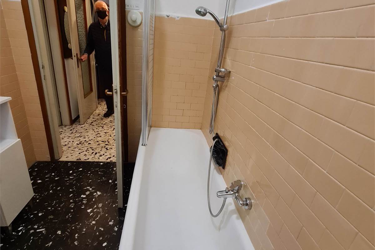 GRANDE BILOCALE CON BALCONATA E POSTO AUTO