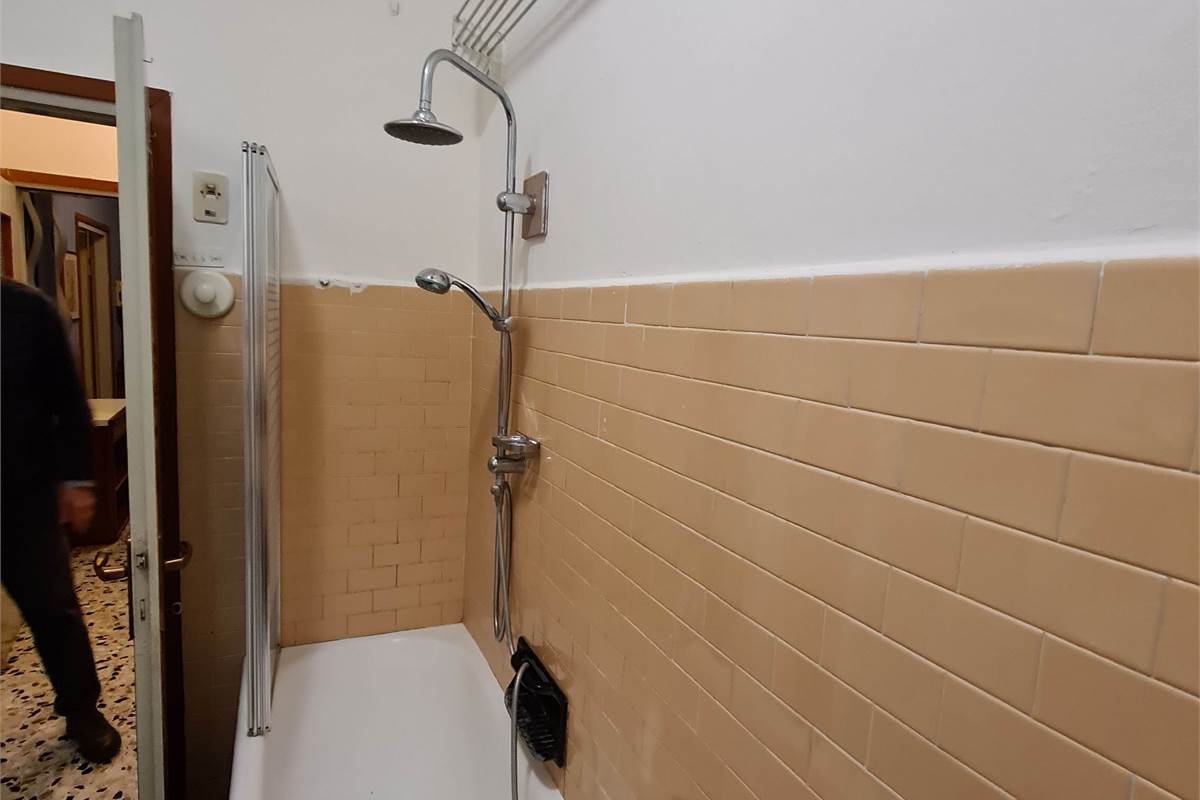 GRANDE BILOCALE CON BALCONATA E POSTO AUTO