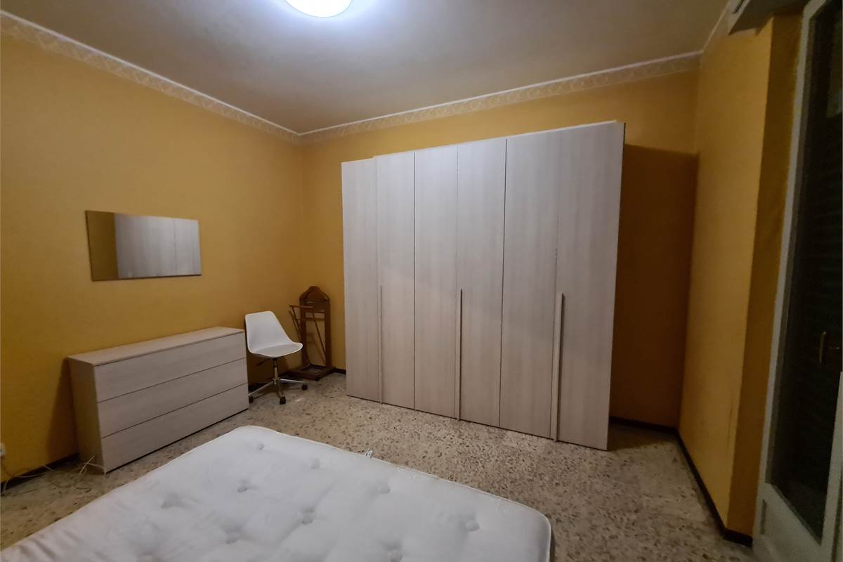 GRANDE BILOCALE CON BALCONATA E POSTO AUTO