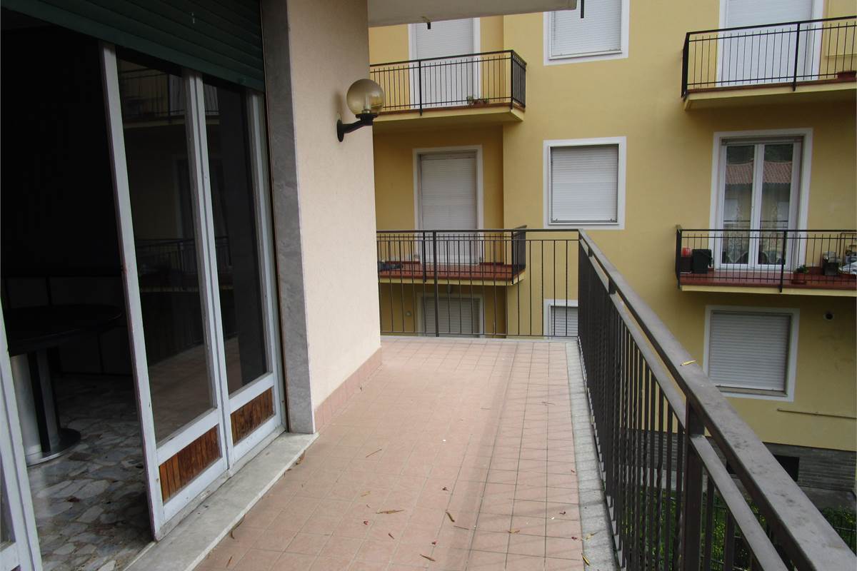 GRANDE BILOCALE CON BALCONATA E POSTO AUTO