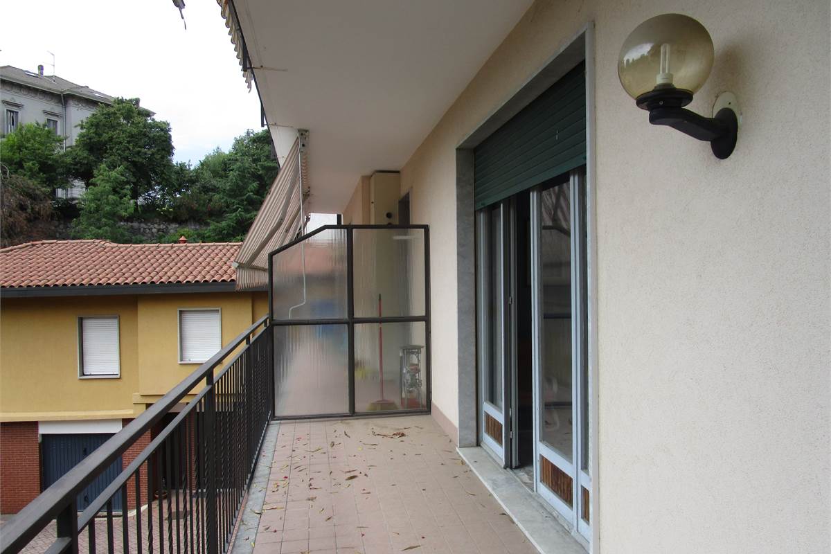 GRANDE BILOCALE CON BALCONATA E POSTO AUTO