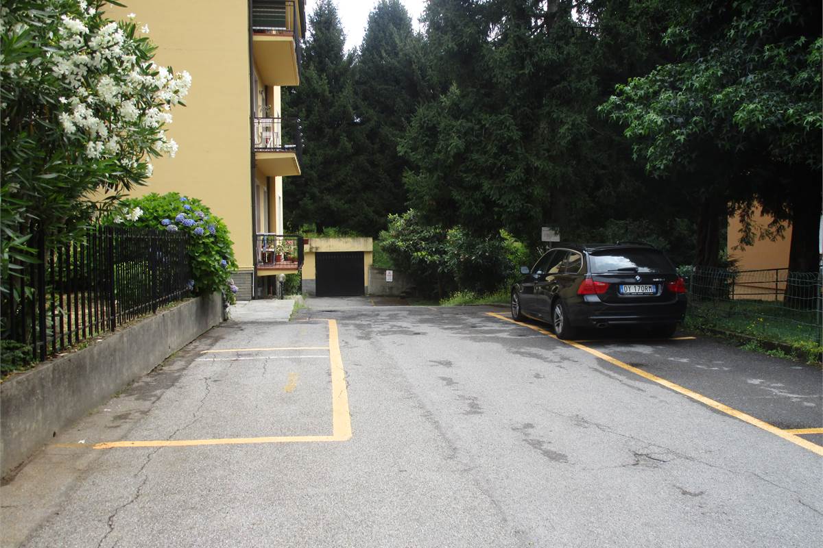 GRANDE BILOCALE CON BALCONATA E POSTO AUTO