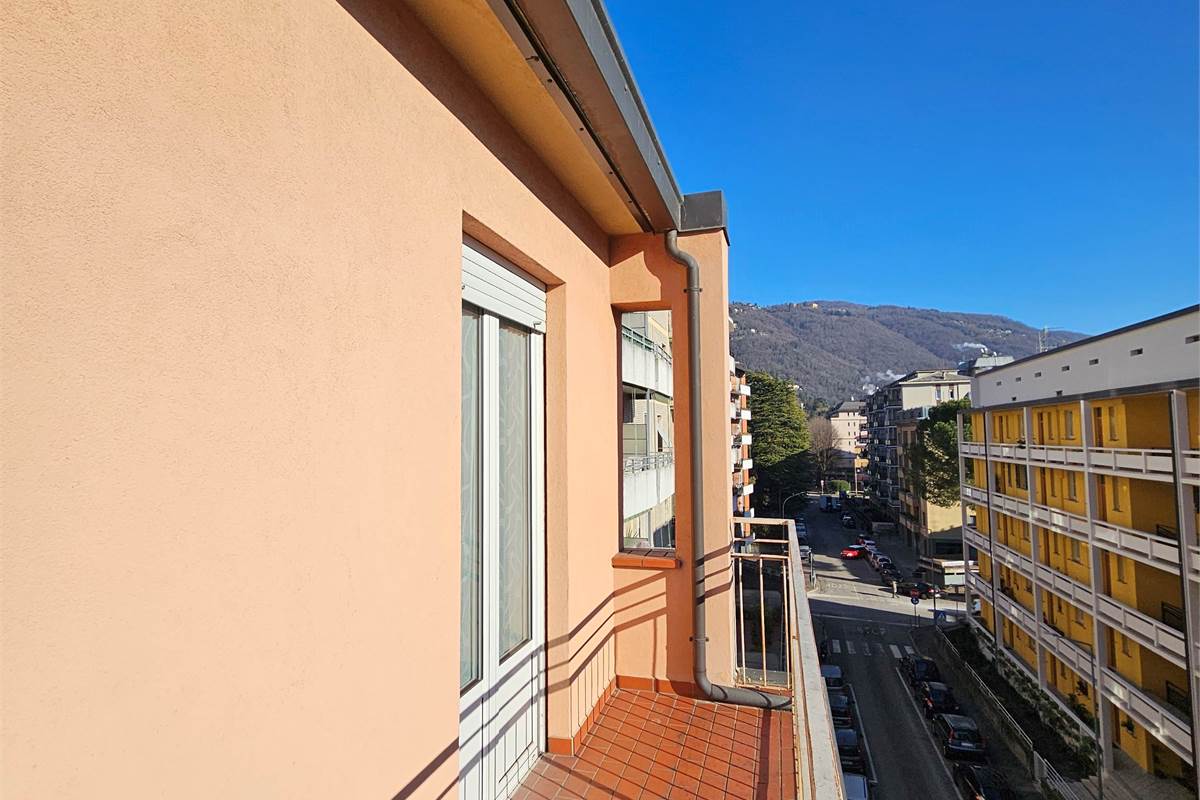 GRANDE TRILOCALE CON BALCONE