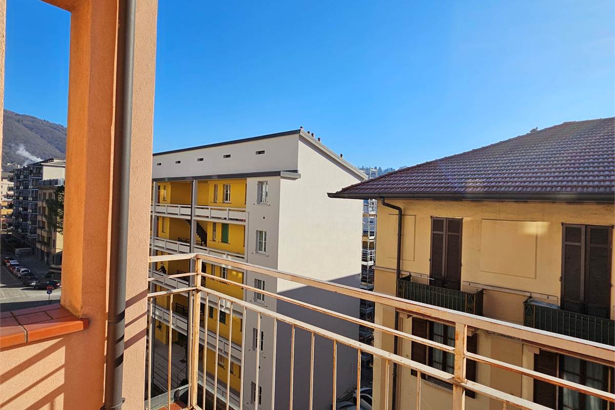 GRANDE TRILOCALE CON BALCONE