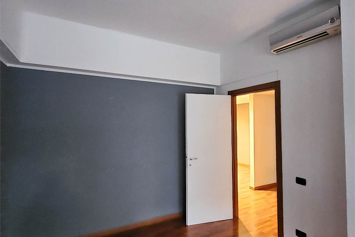 BELLISSIMO UFFICIO FRONTE LAGO