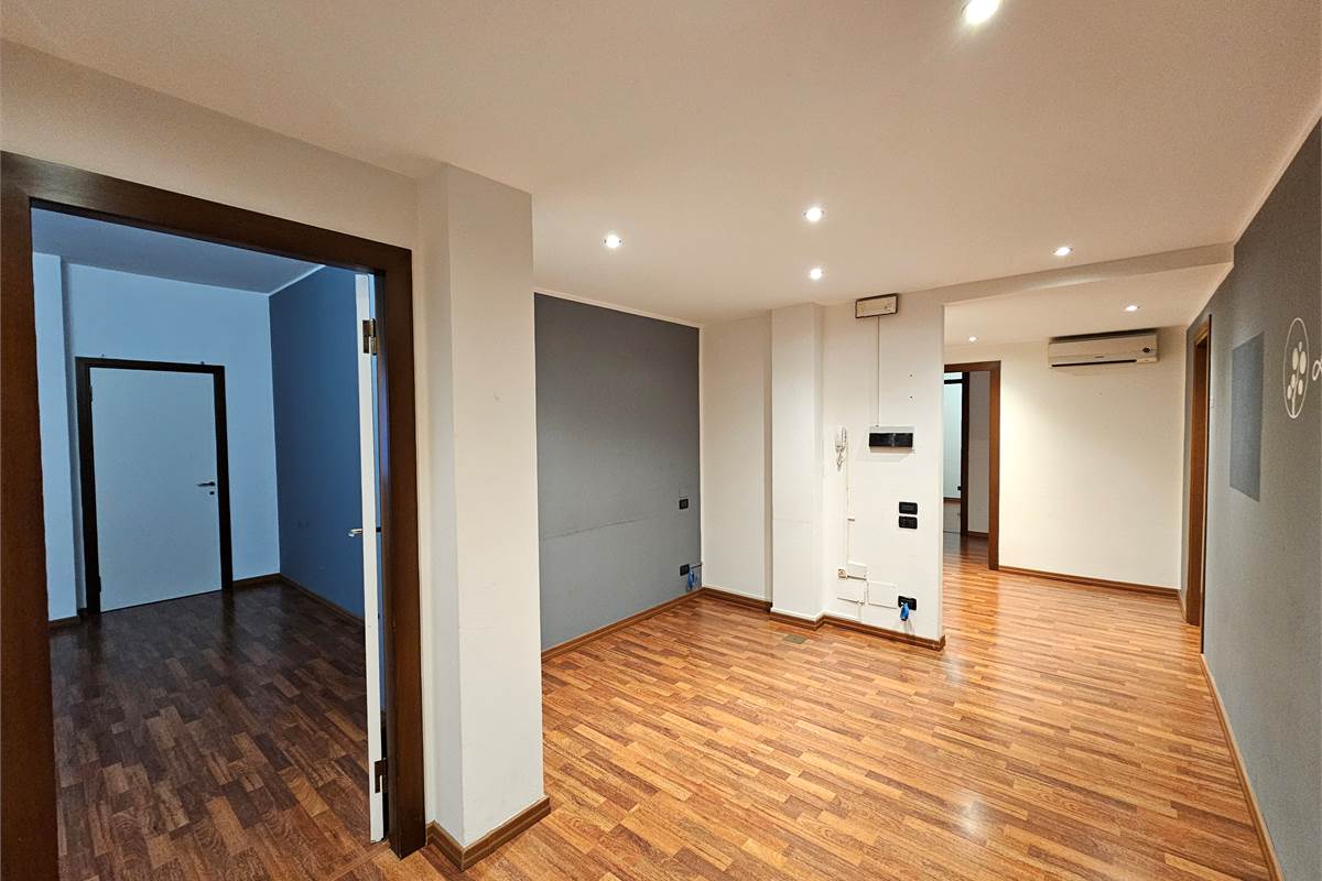 BELLISSIMO UFFICIO FRONTE LAGO