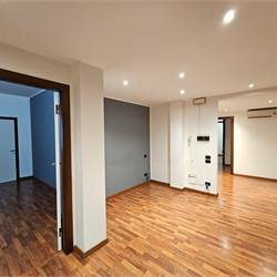 BELLISSIMO UFFICIO FRONTE LAGO