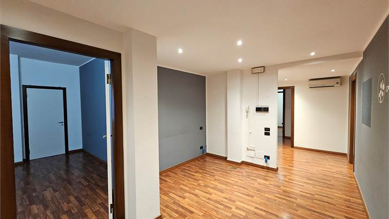 BELLISSIMO UFFICIO FRONTE LAGO