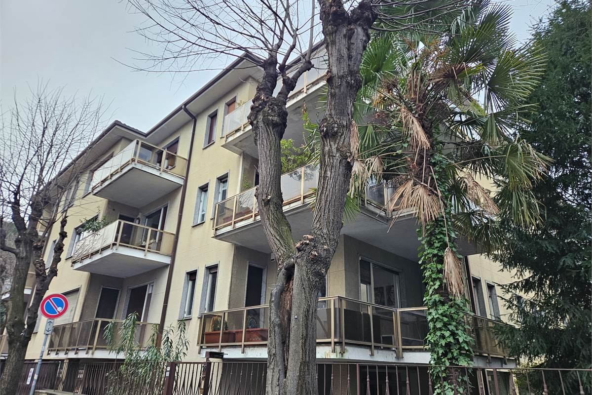 BELLISSIMO UFFICIO FRONTE LAGO