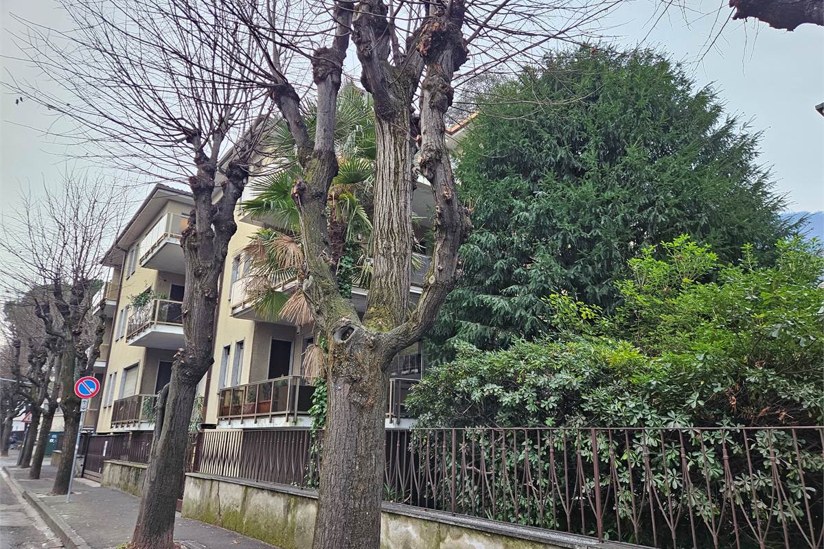 BELLISSIMO UFFICIO FRONTE LAGO