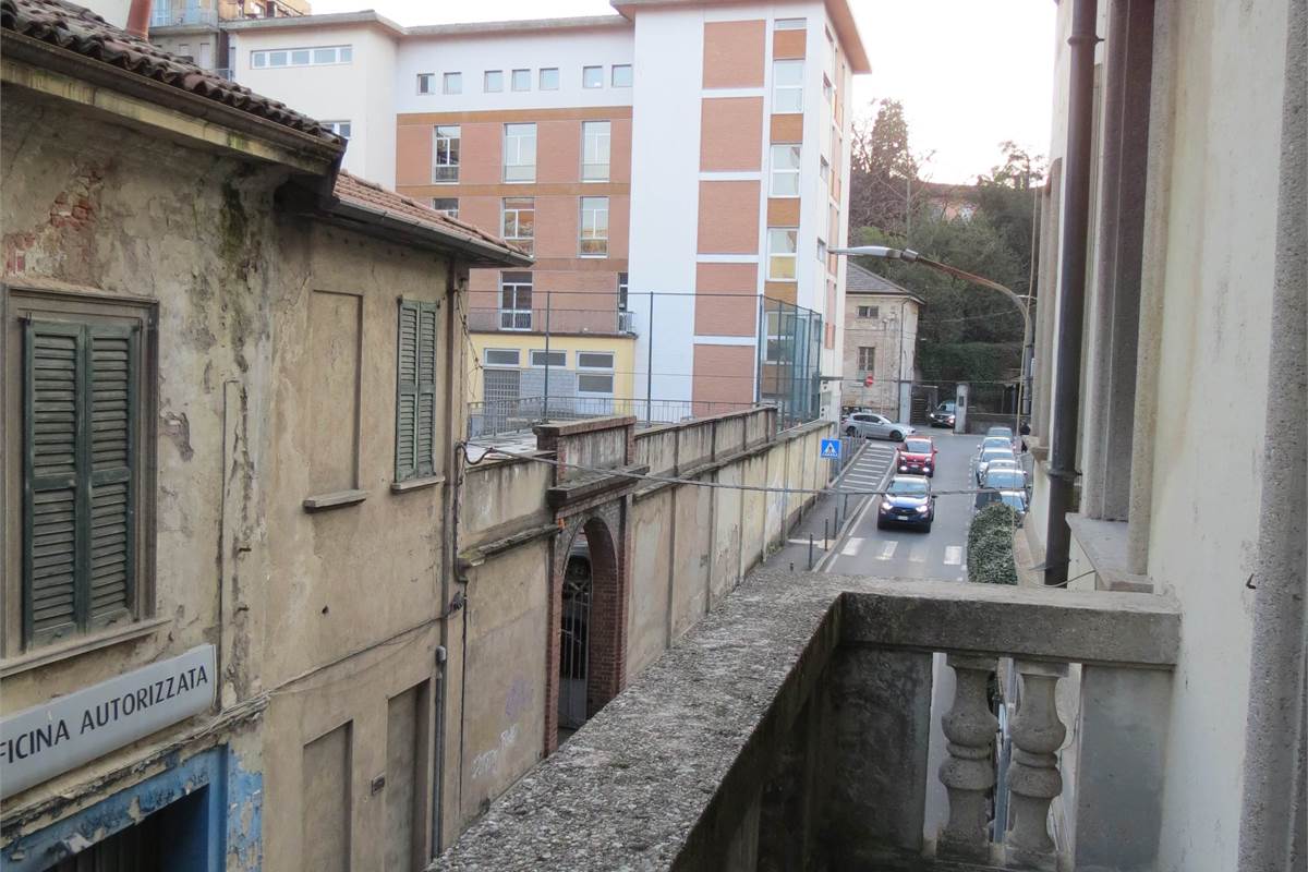 BILOCALE COMPLETAMENTE ARREDATO A VARESE