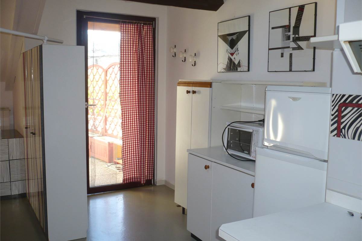 ACCOGLIENTE MONOLOCALE ARREDATO CON TERRAZZO