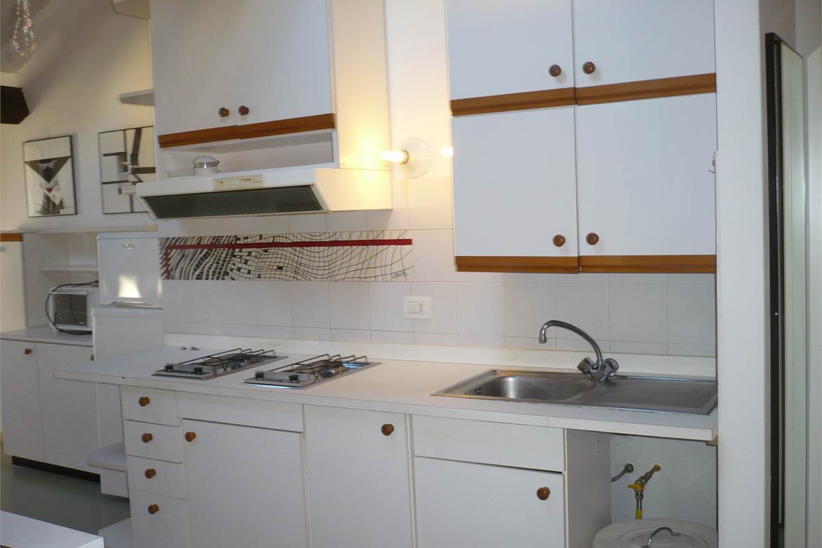 ACCOGLIENTE MONOLOCALE ARREDATO CON TERRAZZO