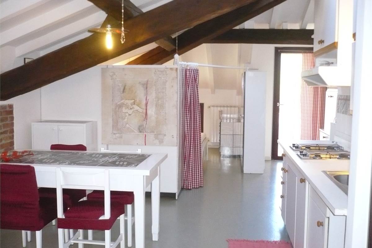 ACCOGLIENTE MONOLOCALE ARREDATO CON TERRAZZO