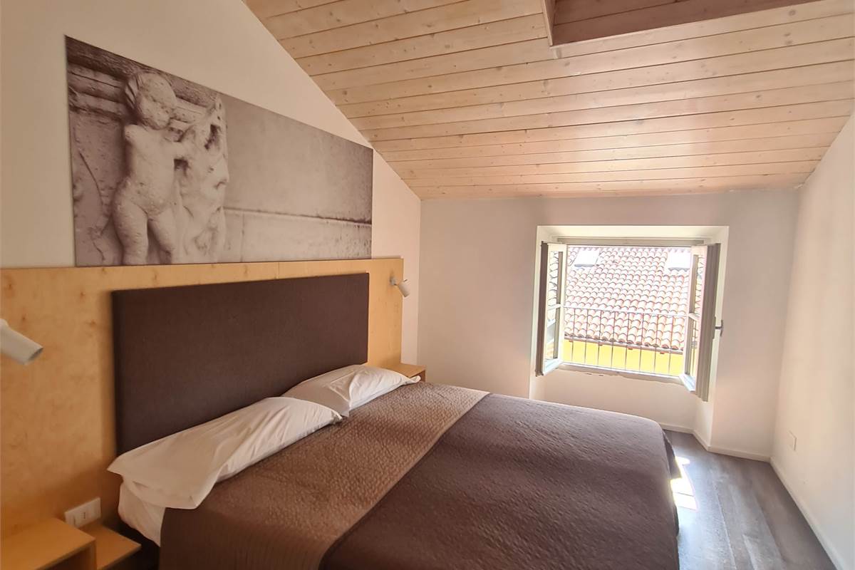 Elegante appartamento arredato su due piani nel cuore di Como