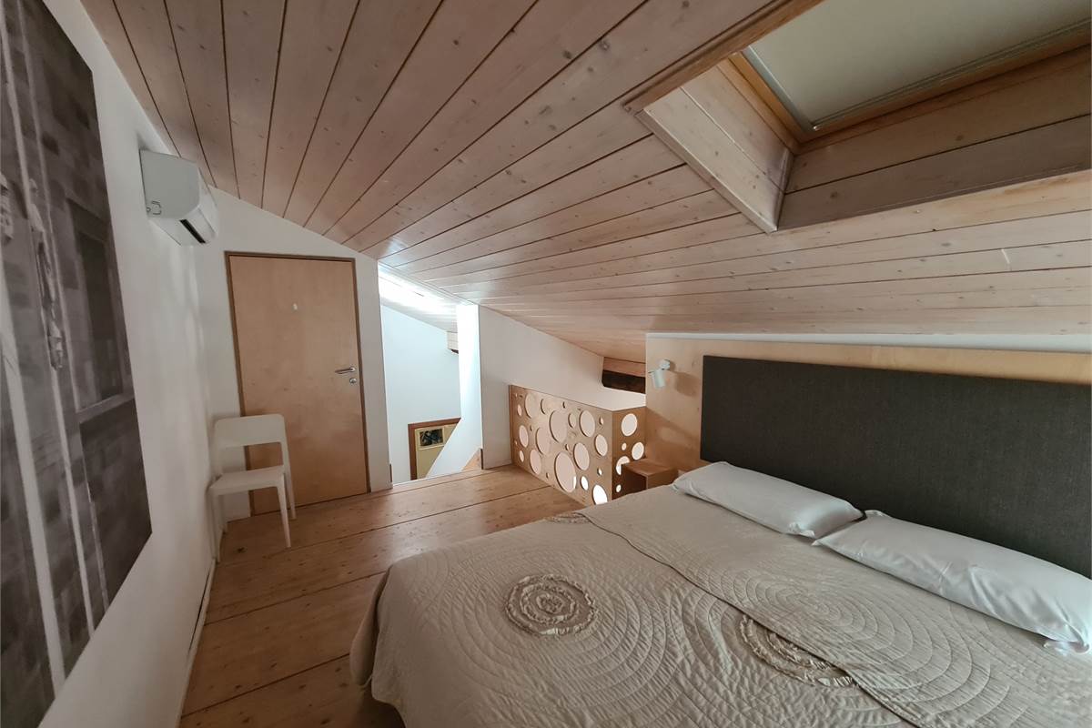 Elegante appartamento arredato su due piani nel cuore di Como