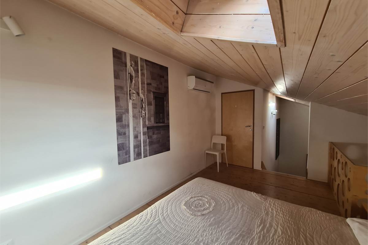 Elegante appartamento arredato su due piani nel cuore di Como