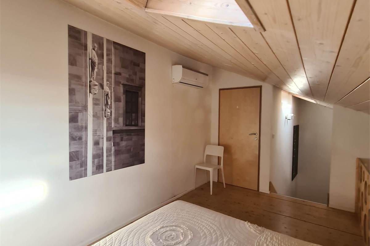 Elegante appartamento arredato su due piani nel cuore di Como