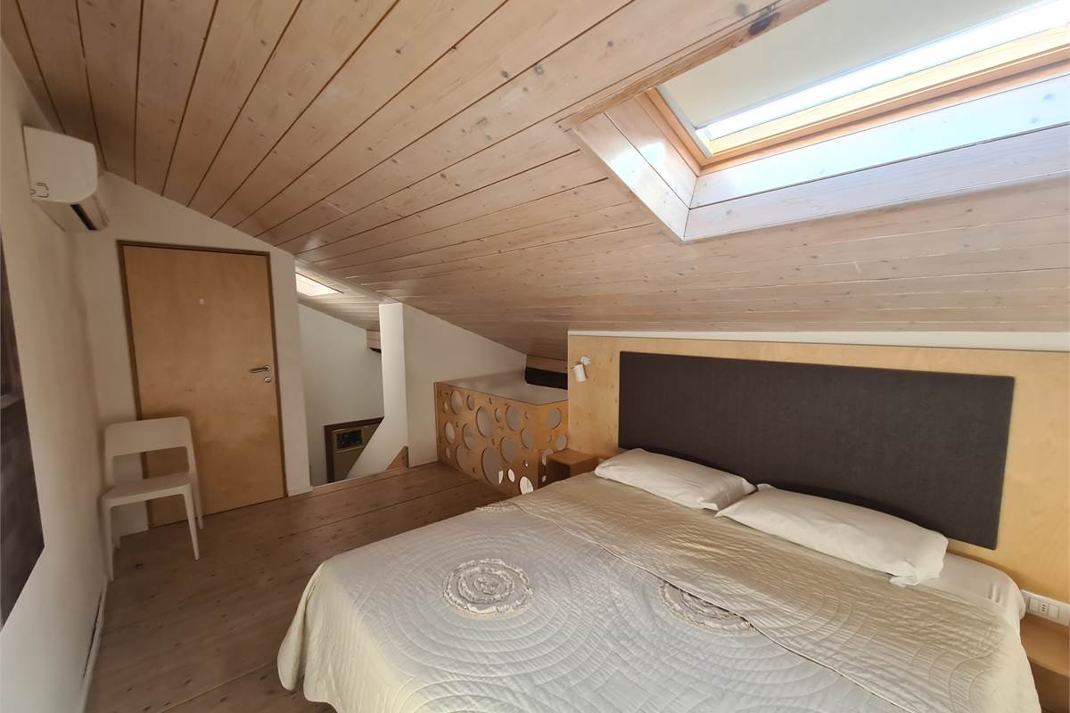 Elegante appartamento arredato su due piani nel cuore di Como